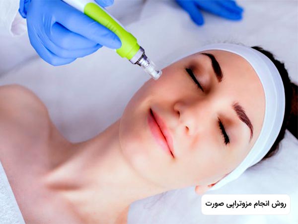 يک خانم روي تخت دراز کشيده است و چشمان خود را بسته است.پزشک با استفاده از روش مزوتراپي در حال زيباسازي پوست صورت خانم مي باشد.پزشک از دستگاه هاي مخصوص مزو استفاده مي کند.