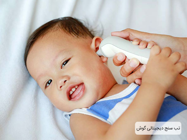تصویر کودکی در حال اندازه گیری دمای هسته بدنش با استفاده از یک تب سنج دیجیتالی گوش می باشد.