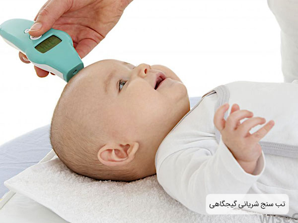 تصویر کودکی در حال اندازه گیری دمای هسته بدنش با استفاده از یک تب سنج دیجیتالی شریانی گیجگاهی توسط پزشک می باشد.