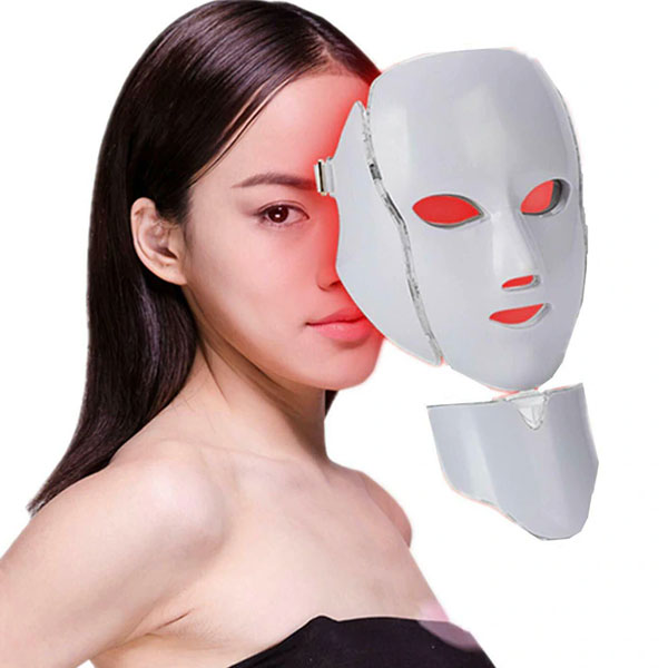 تصویر ماسک ال ای دی با رنگ قرمز بر روی صورت یک خانم برا ی خرید و فروش با کیفیت بالا