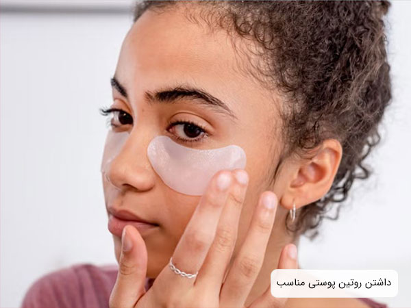 خانم جوان در حال انجام مراقبت هاي پوستي خاص خود روي صورت.