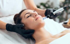 انجام مزوتراپی صورت توسط اپراتور روی صورت یک خانم.
