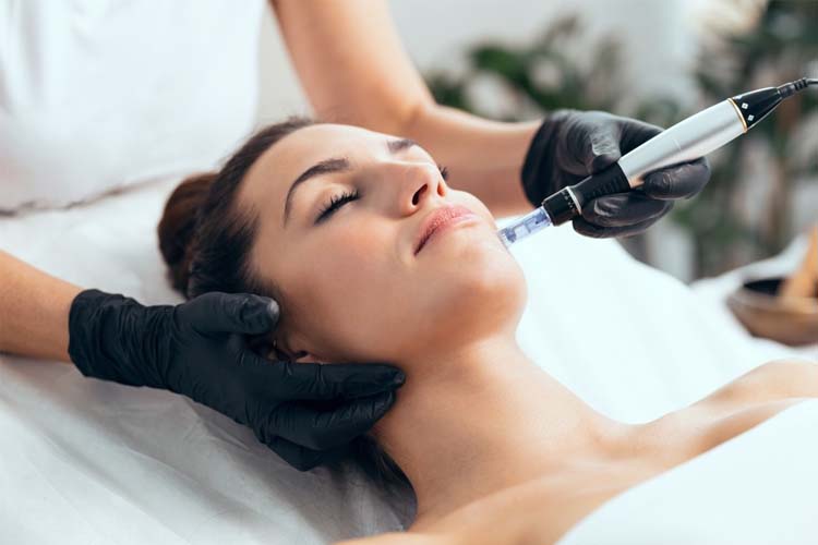 انجام مزوتراپی صورت توسط اپراتور روی صورت یک خانم.