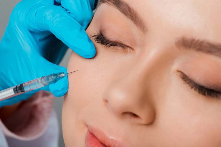تزریق فیلر به صورت یک خانم جوان توسط پزشک