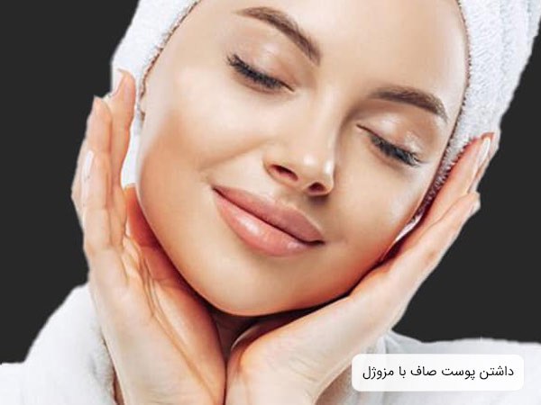 پوست صورت صاف و براق يک خانم جوان بعد از انجام مزوژل تراپی در پس زمينه مشکی.