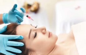 انجام مزوتراپی توسط پزشک روی صورت یک خانم جوان.