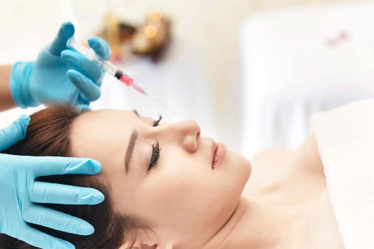 انجام مزوتراپی توسط پزشک روی صورت یک خانم جوان.